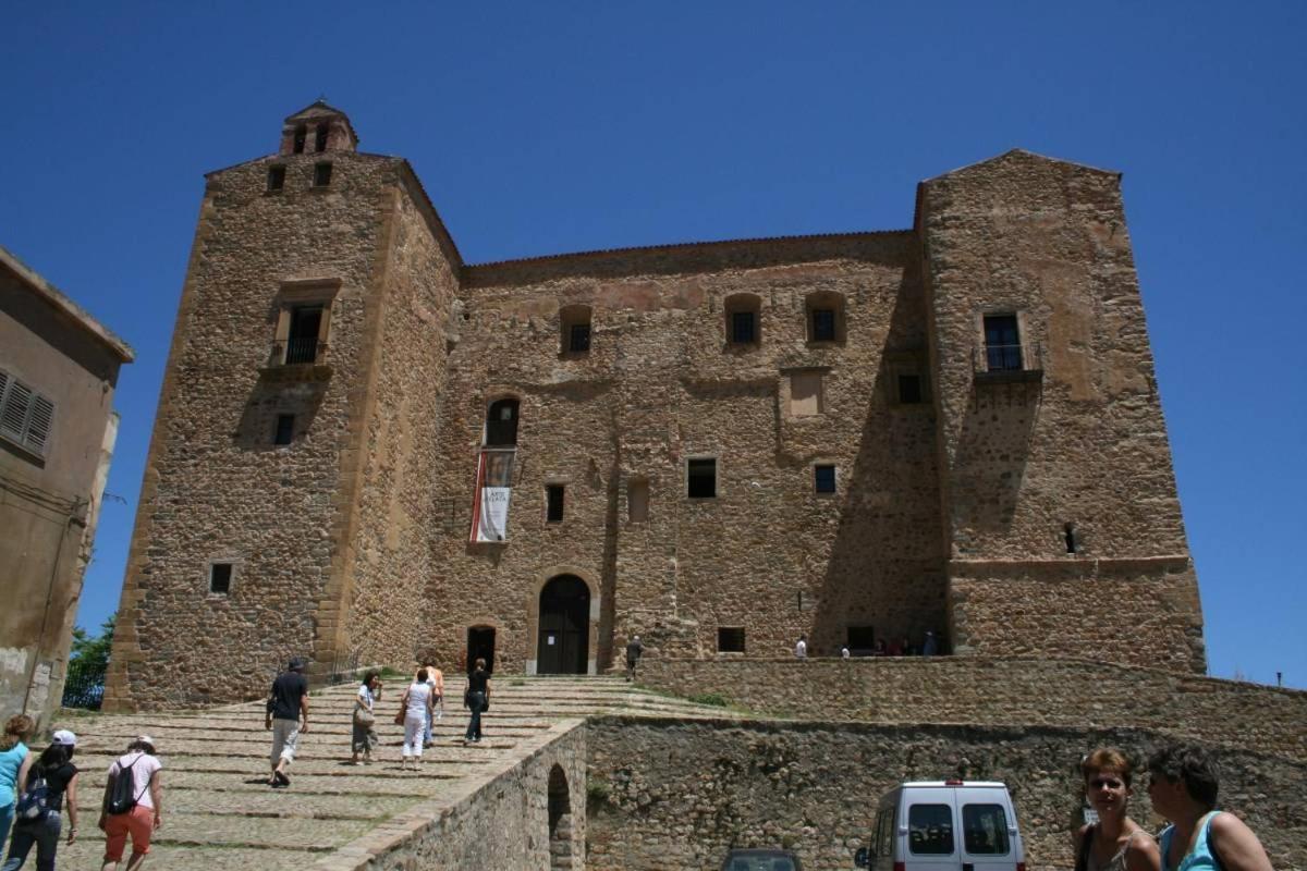 Donjon Suite Centro Storico Castelbuono  Exteriér fotografie